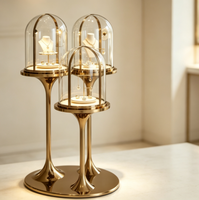 Vitrine à bijoux de style art moderne, cadre en métal doré, couvercle en verre en forme de dôme, vitrine à bijoux pour l'exposition en vitrine de magasin