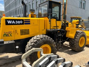 รถตักล้อยาง KOMATSU WA380-3 มือสอง สภาพดีเยี่ยม ขับเคลื่อน 4 ล้อ รับน้ำหนักได้ 5 ตัน พร้อมมอเตอร์ เกียร์ และปั๊ม ราคาถูก - Product Image 2