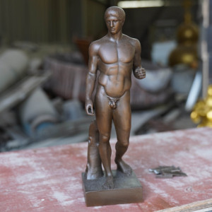 Statuetta Artigianale in Bronzo di Piccolo Atleta Greco Doryphoros per Decorazione Casa e Ufficio - Product Image 2