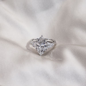 Anillo de Compromiso Messi Jewelry MSR-1668 de Oro de 18K con Diamante Cultivado en Laboratorio con Corte Marquesa para Mujer - Product Image 4