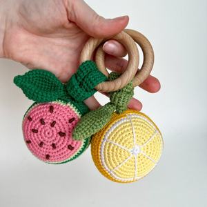 Nouveau design 2026, jouet en bois doux pour bébé, fait main au crochet, fruits, citron, orange, pastèque, <span class=keywords><strong>hochet</strong></span> amigurumi, <span class=keywords><strong>hochet</strong></span> en forme de fruit - Product Image 3