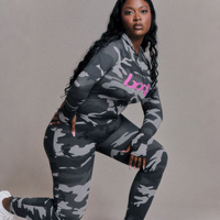 Ensemble deux pièces tendance pour femme : sweat à capuche camouflage imprimé et pantalon long sportif ajusté