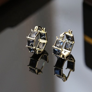 Boucles d'oreilles carrées en zircon noir de luxe léger pour femmes, tendance, design personnalisé, polyvalentes pour la vente en gros - Product Image 3