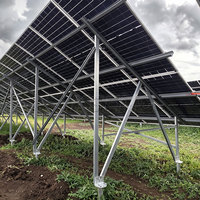Système de structures de montage au sol pour panneaux solaires photovoltaïques de grande envergure 2 MW en acier revêtu de Zn-Al-Mg avec vis de fixation au sol
