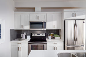 Meubles de cuisine modulaires sur mesure CANA Assemble Project, armoires en bois blanc doux style Shaker avec îlot et évier, provenant du Vietnam - Product Image 6