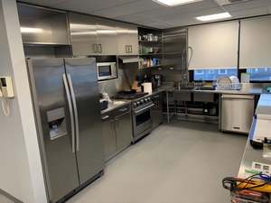 Meuble de cuisine moderne autoportant modulaire en acier inoxydable 304 brillant, avec structure en MDF, évier en stratifié marbré, robinet et crédence - Product Image 3