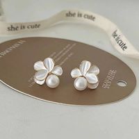 Boucles d'oreilles rétro françaises haut de gamme, fleur blanche simple avec perle et diamant, polyvalentes pour le quotidien, plaquées or