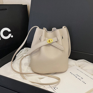 Sacs seau mini rétro en cuir PU avec logo personnalisé, sacs à bandoulière à fermoir rotatif, petits sacs à main décontractés pour femmes - Product Image 4