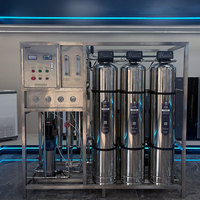 Système de traitement de l'eau industriel RO UV 500 LPH avec pompe et moteur PLC, filtration en acier inoxydable pour les stations d'eau municipales