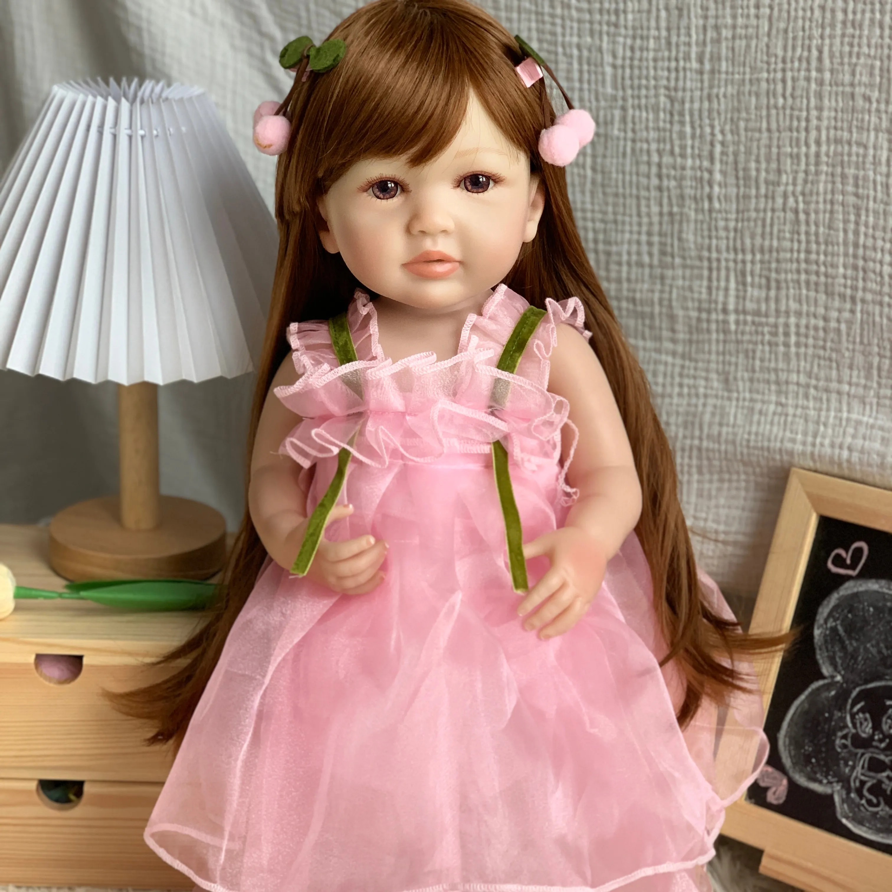 R&B atacado modelo de brinquedo Loli para meninas roupas e venda marrom feito na China para beber xixi de silicone bonecas reborn
