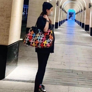 Sac à bandoulière unique de grande capacité en cuir chromé avec un motif de croix chrétienne, sac à main en cuir à bandoulière, sac fourre-tout de grande capacité de luxe - Product Image 3