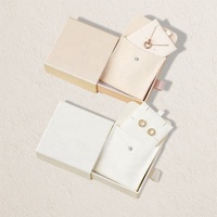 Pochette carrée anti-poussière en daim tendance avec bouton 8*8cm pour le rangement de bijoux