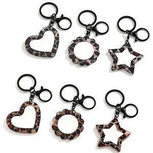 Porte-clés miroir en acrylique motif léopard, étoile et cœur, miroir de maquillage portable, breloque de sac mignonne, porte-clés de voiture pour femme - Product Image 1