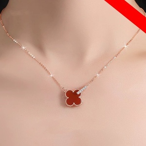 Una <span class=keywords><strong>collana</strong></span> privata di diamanti d'oro 18K A quattro foglie fatta a mano, uno stile più venduto per le donne - Product Image 2