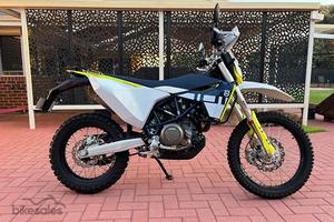 Moto tout-terrain de haute performance 700cc EFI à double usage, avec transmission électronique à 6 vitesses, pour l'aventure et l'enduro - Product Image 2