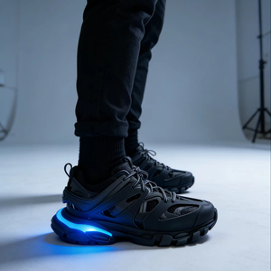 Zapatillas deportivas gruesas con luces LED negras para hombre, parte superior de malla transpirable, estilo urbano, informales. - Product Image 1