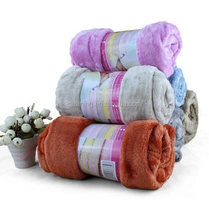 Vente en gros logo <span class=keywords><strong>personnalisé</strong></span> 100% polyester doux couleur unie stock lots portable <span class=keywords><strong>plaid</strong></span> corail flanelle couverture polaire - Product Image 1