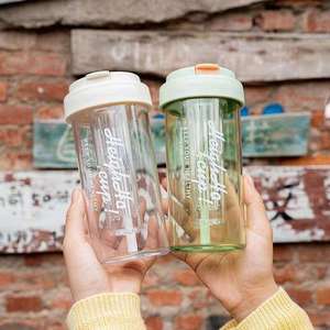 Vaso Portátil <span class=keywords><strong>de</strong></span> Plástico <span class=keywords><strong>de</strong></span> 600 ml con Correa para la Muñeca, Pajita Antiderrames y Logotipo Personalizable para la Vuelta al Cole, Niñas, Verano y Camping - Product Image 2