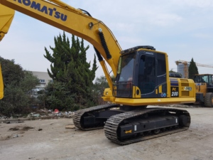 รถขุดตีนตะขาบไฮดรอลิก Komatsu PC200-8 มือสอง ขนาด 20 ตัน นำเข้าจากญี่ปุ่น ชั่วโมงการทำงานต่ำ คุณภาพสูง พร้อมบุ้งกี๋ขุด - Product Image 6