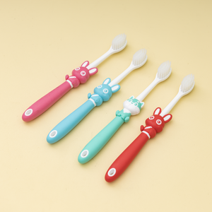 Brosse à dents à poils doux en forme de tête de lapin ou d'ours, avec poignée confortable, pour l'hygiène buccale des enfants à domicile, marque privée - Product Image 4