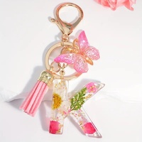 Vente directe d'usine, porte-clés en résine avec fleurs séchées en forme de papillon, porte-clés personnalisé avec initiale en résine florale