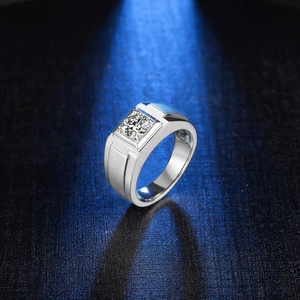 خاتم خطوبة للرجال M72A مع الالتزام بالألوان الثابتة VVS1 بشكل دائري <span class=keywords><strong>1CT</strong></span> Moissanite من الفضة الإسترلينية - Product Image 4