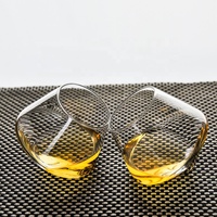 Verre à whisky sans pied hexagonal moderne de luxe de 200 ml, fabriqué à la machine, en cristal rotatif, durable et en stock