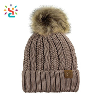 Modische Damen Dicke Zopfmuster-Strickmütze mit Kunstfell-Bommel, Wintermütze mit Umschlagrand, Anpassbares Logo, Leder-Patch-Beanie