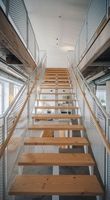 Escalier intérieur sur mesure à double poutre en acier, marches en bois massif, garde-corps en verre trempé pour villa