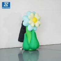 Modèle de fleur bleue gonflable personnalisé avec tige pour la décoration d'événements publicitaires en extérieur, sur scène ou dans un lieu touristique