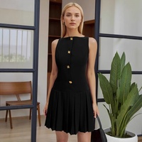 Robe Courte Sans Manches Col Bateau Style Preppy Couleur Unie Boutons Métalliques Ourlet Plissé Robe de Bureau pour Femmes Vente en Gros Faible MOQ Usine