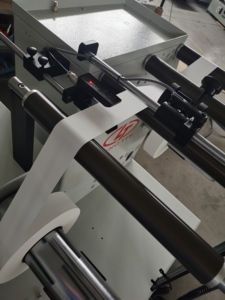 Machine <span class=keywords><strong>de</strong></span> laminage à rebobinage automatique haute précision avec correction des bords, compteur métrique, format <span class=keywords><strong>de</strong></span> papier max. 400 mm, marque Lingtie - Product Image 5