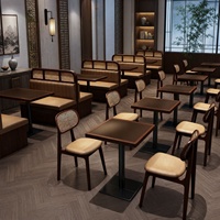 Ensemble de tables et chaises de restaurant en bois massif de style sud-est asiatique, avec structure en métal, pour usage commercial dans les restaurants de hot pot occidentaux