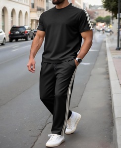 Nouvel ensemble décontracté et élégant 2 pièces pour <span class=keywords><strong>homme</strong></span>, style sportif, rayé, avec pantalon et t-shirt à manches courtes, en polyester/spandex, respectueux de l'environnement - Product Image 1
