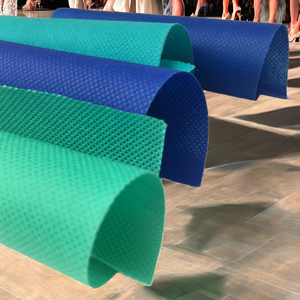 Tissu non tissé gaufré en polypropylène spunbond 75 g/m² soluble dans l'eau à pois uni léger – Fournisseurs - Product Image 2