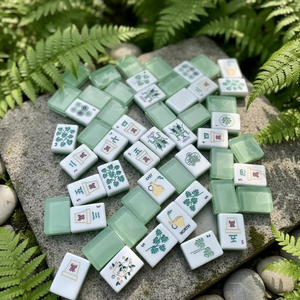 Juego <span class=keywords><strong>de</strong></span> Mahjong Americano <span class=keywords><strong>de</strong></span> Acrílico Verde <span class=keywords><strong>Jade</strong></span> y Blanco Lechoso Premium, Diseño Botánico e Insectal Tallado a Mano, 160 Fichas <span class=keywords><strong>de</strong></span> Tamaño Estándar - Product Image 6