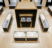 Ensemble de vitrines de luxe noires et dorées pour bijoux et montres, design intérieur haut de gamme personnalisé pour boutique de montres avec vitrines en verre