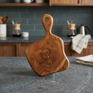 Tabla de Quesos Moderna Rústica de Madera de Teca con Borde Natural y Asa Integrada para Colgar - Product Image 2