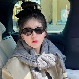 แว่นกันแดดทรงแคทอายสไตล์เรโทร Y2K สำหรับผู้หญิง กรอบสีดำทำจากพลาสติก เลนส์อะคริลิก ป้องกันรังสียูวี 400 รุ่นที่ 3  ตกแต่งหมุดลายจุดแบบไม่สม่ำเสมอ - Product Image 1