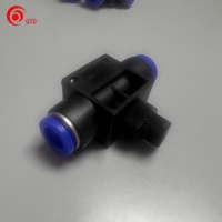 Conector Neumático Rápido de Manguera Marca QTD, Tipo L de 90 Grados, Codo de Ángulo Recto, Enchufe Rápido, Material PP, Estándar DIN ISO 9000