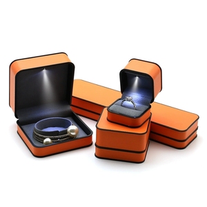 Caja de Regalo para Joyería EVERWIN con LED Naranja, Caja de Joyería Cuadrada con Forro de Terciopelo para Anillos, Collares, Pulseras y Colgantes - Product Image 1