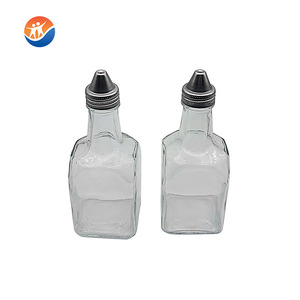 6 onzas. Cruet de vidrio de forma cuadrada de aceite y vinagre con vertedor - Product Image 2