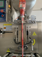 Machine de remplissage et de scellage de sachets de sauce liquide verticale automatique de sachets de ketchup pour bonbons et chocolat