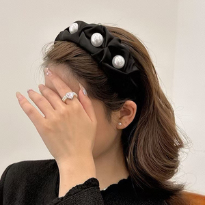 Diadema de Tela Negra y Blanca con Perlas, Diseño Exclusivo y Popular 2026, Diademas de Lujo Ligero para Mujer - Product Image 1