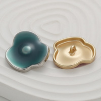 Boutons de chandail en fourrure de luxe léger Design de fleurs irrégulières cousus à la main Boutons à tige en alliage de zinc de 18mm pour la décoration de vêtements