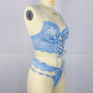 Ensemble de lingerie en dentelle avec soutien-gorge à armatures et fleurs 3D perlées - Product Image 2