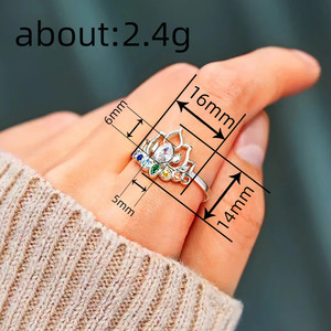 Anello di Cristallo a Forma di Fiore di Loto Multicolore per Donne, Accessorio Elegante per Uso Quotidiano - Product Image 4