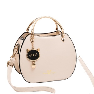 Nouveaux sacs à main en gros, assortiment mixte, sac à bandoulière avec pendentif chat, sacs à main tendance pour femmes, vente en gros - Product Image 2