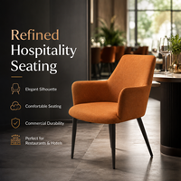 Chaise de salle à manger rembourrée moderne en tissu orange brûlé, dossier haut incurvé, accoudoirs, pieds en métal noir, pour hôtel et restaurant