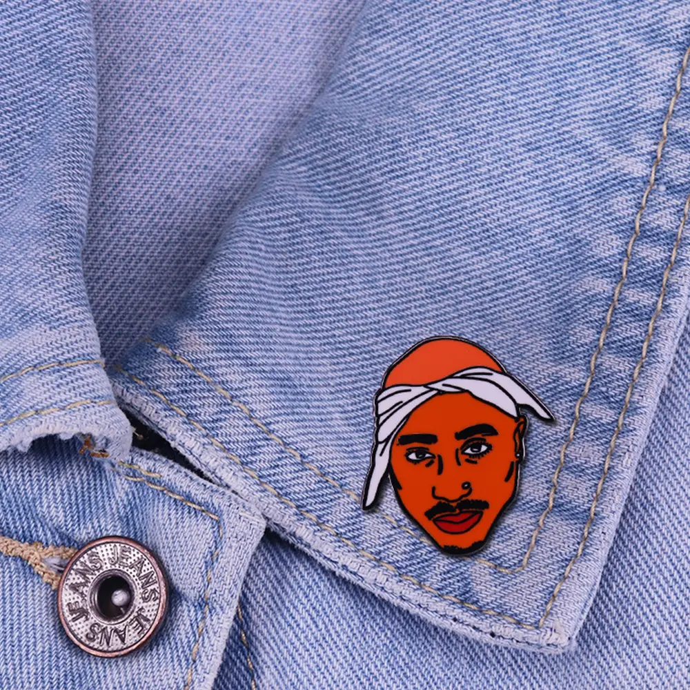 Personalizzato promozionale di un personaggio famoso personaggio dei cartoni animati singer 2pac risvolto pin distintivo in metallo cappello hip hop rapper tupac dello smalto pin